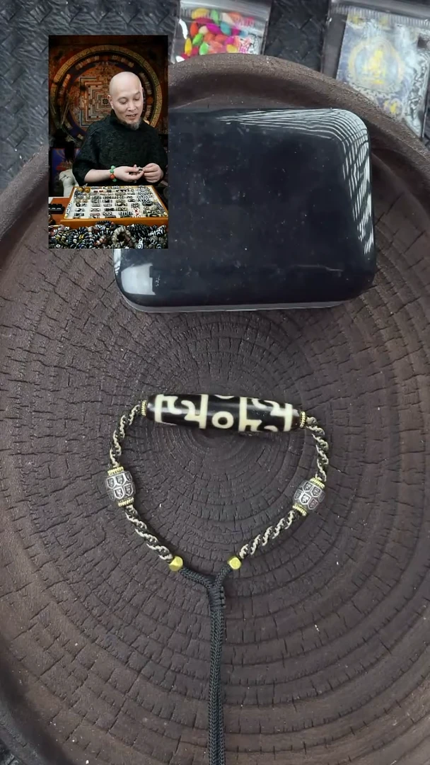 未镶嵌颈饰玛瑙/玉髓建成莲师三