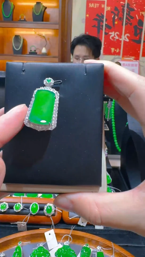 【闪购商品】翡翠吊坠(赠链)未镶嵌天然A货翡翠