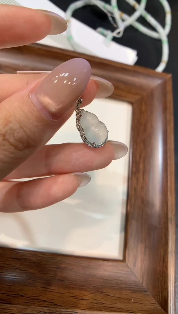 颈饰18K金镶嵌翡翠葫芦
