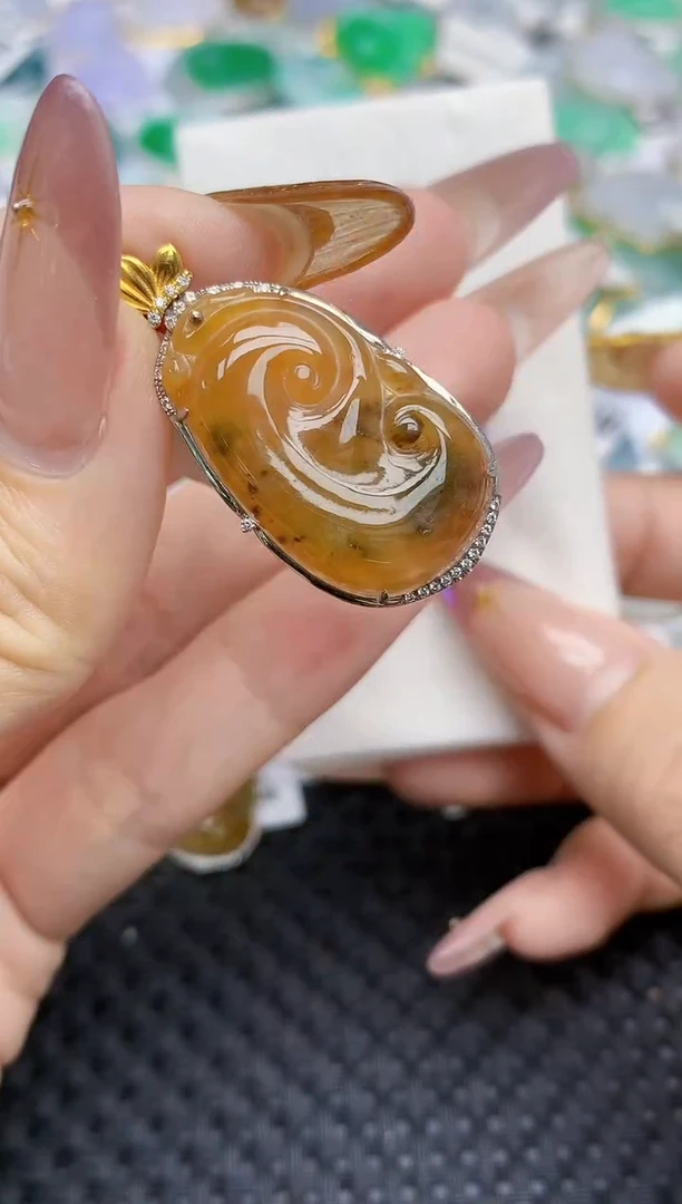 翡翠18K金镶嵌颈饰197   天然翡翠A货  百元以上9米证书费自理