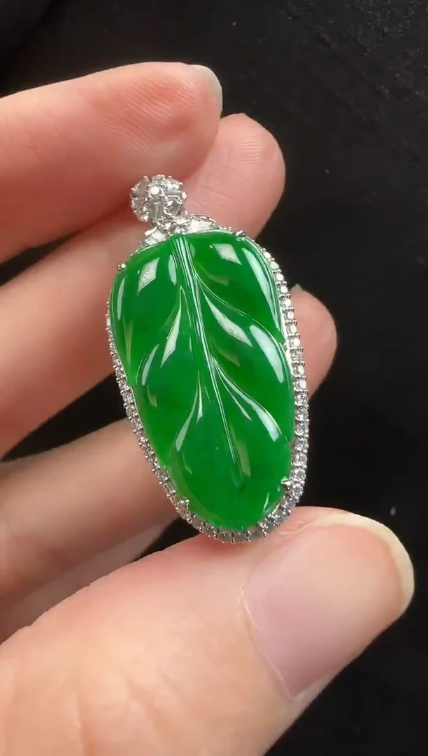 颈饰18K金镶嵌翡翠544叶子一个