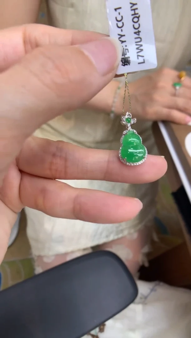 翡翠18K金镶嵌颈饰葫芦