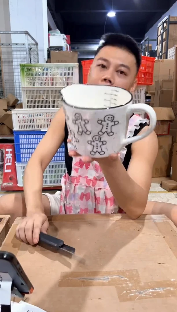 瓷片姜饼人奶壶