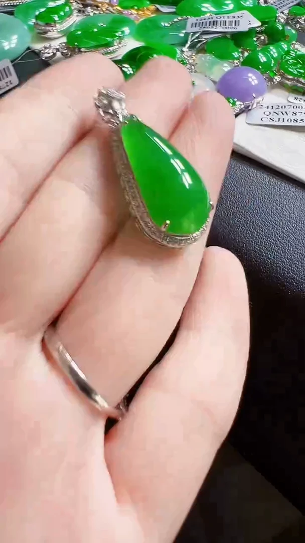 颈饰18K金镶嵌翡翠瓜