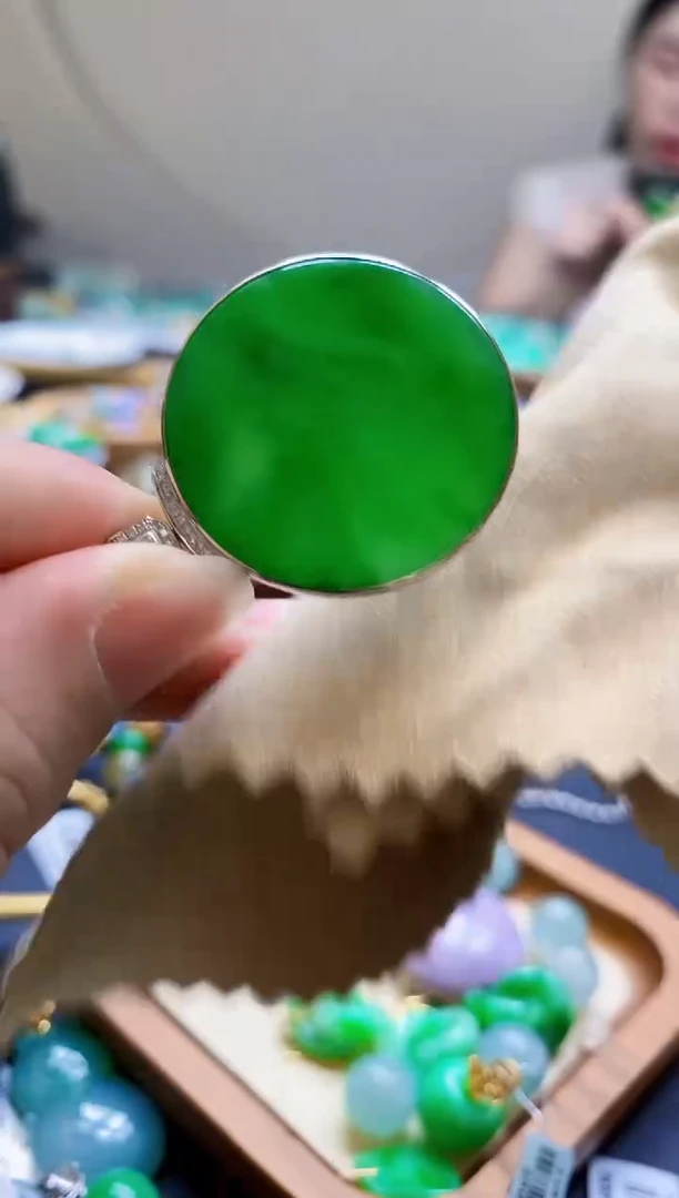 翡翠18K金镶嵌颈饰夏*圆牌