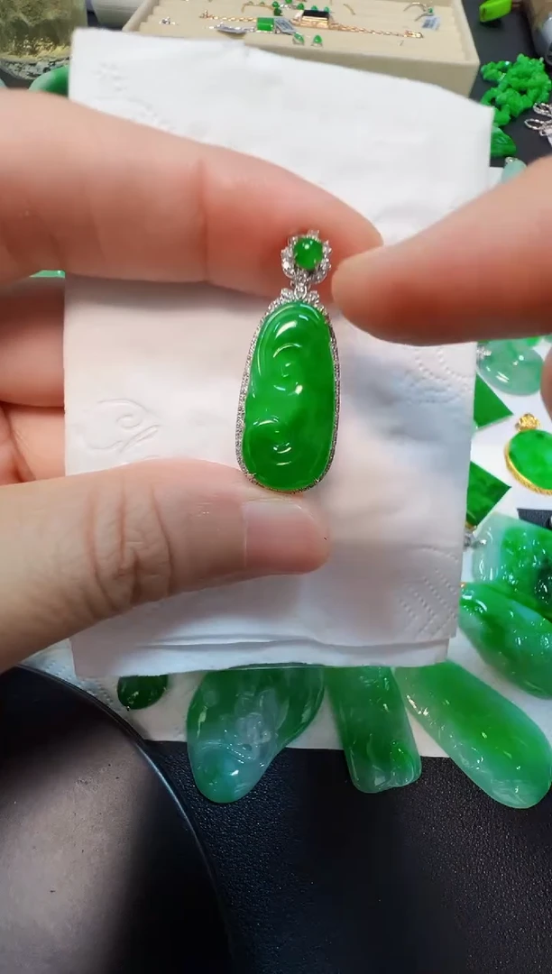 吊坠(不含链)18K金镶嵌翡翠7800