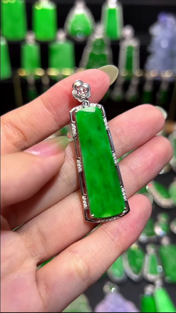 翡翠18K金镶嵌颈饰吊坠