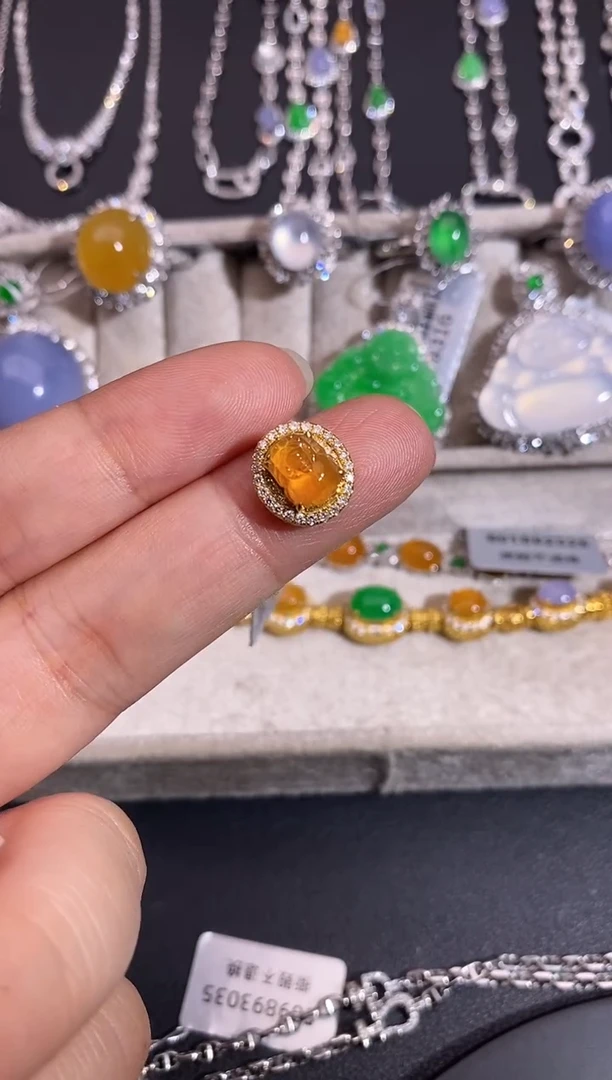 颈饰18K金镶嵌翡翠吊坠