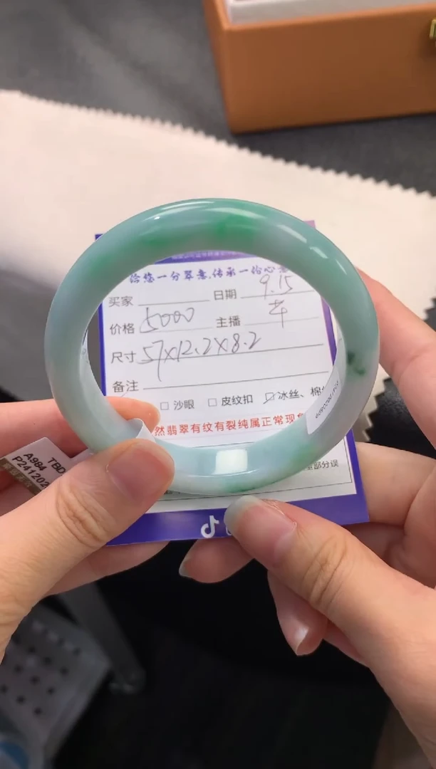 未镶嵌手镯翡翠退货需手镯吊牌标签完好