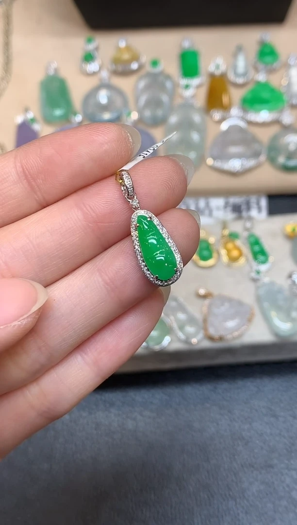 颈饰18K金镶嵌翡翠福豆【无服务费