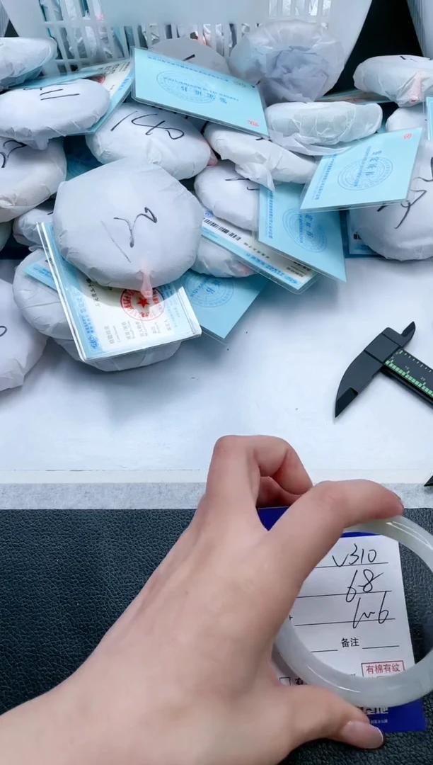 【闪购商品】石英质玉手镯未镶嵌21V310-60