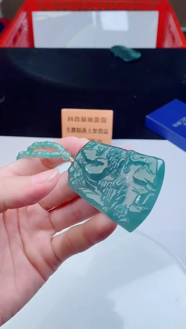 颈饰未镶嵌翡翠   `