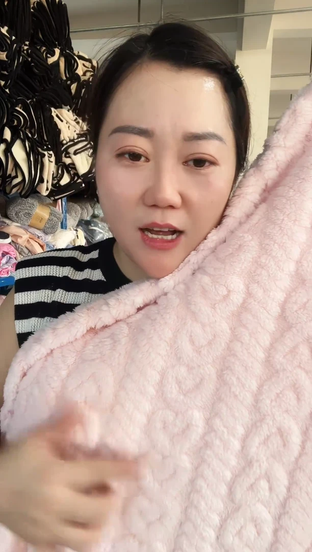 混纺主播手上展示的产品