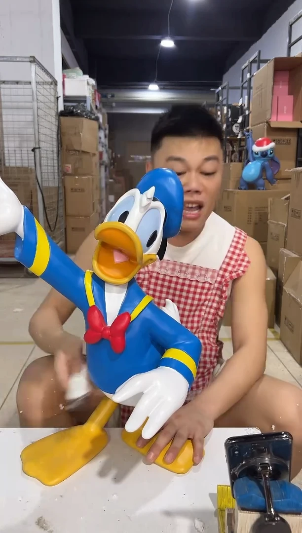 瓷片唐老鸭大摆件 树脂