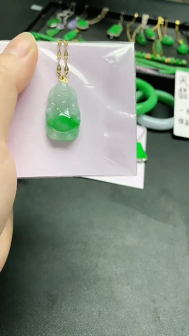 颈饰18K金镶嵌翡翠赠礼盒证书
