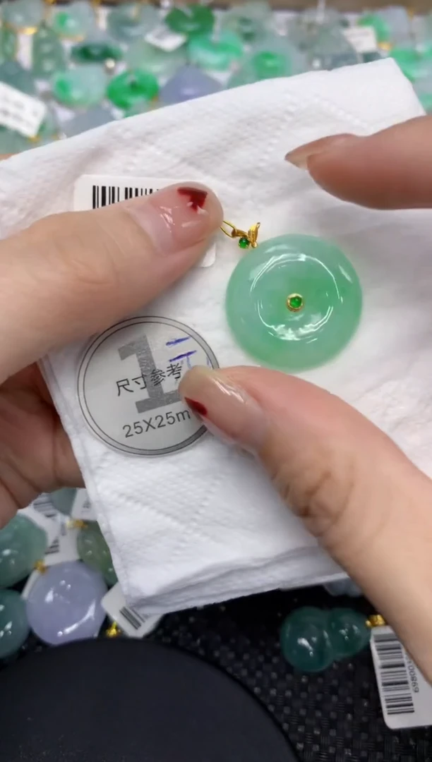 翡翠18K金镶嵌颈饰1111111