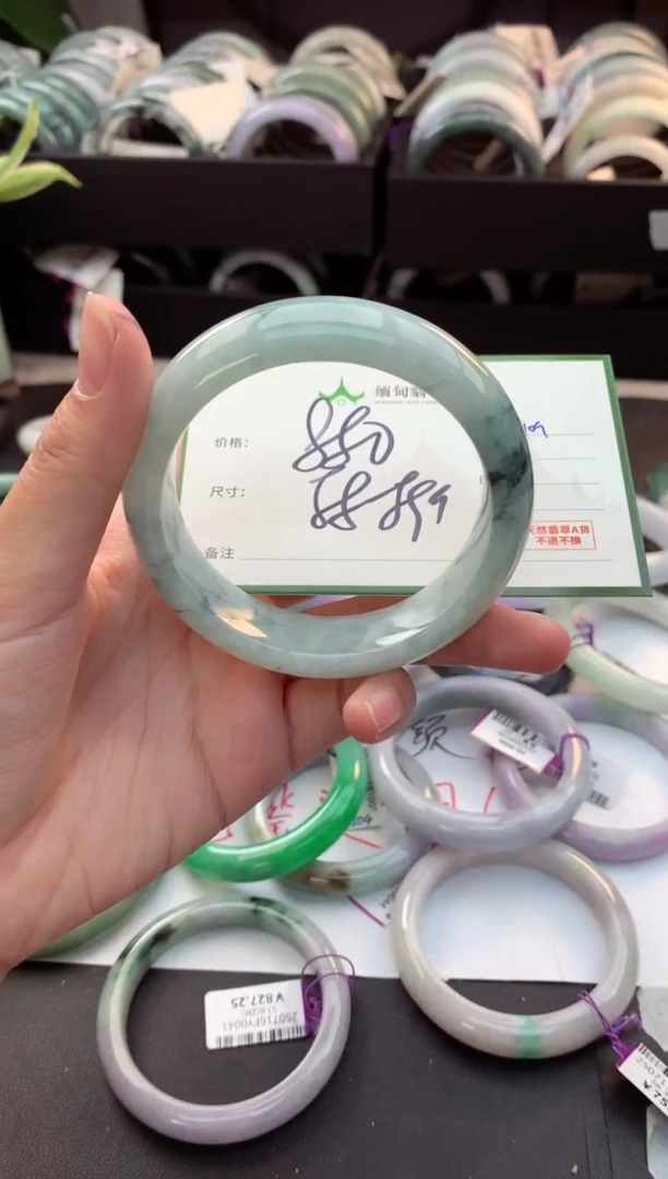 定制翡翠未镶嵌毛货需精细抛光+多人