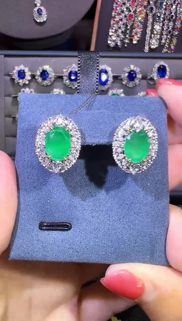 18K金镶嵌耳饰祖母绿2.4ct