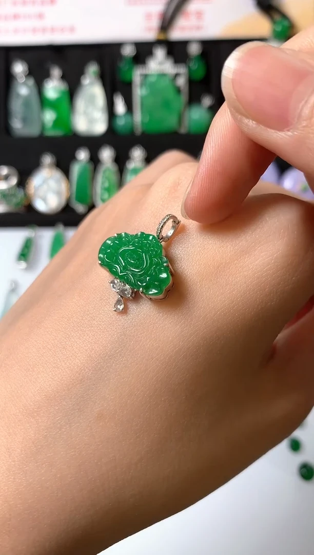 吊坠(赠链)18K金镶嵌翡翠吊坠