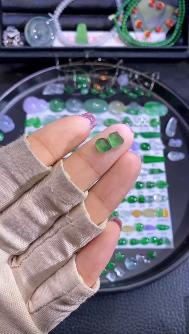 未镶嵌挂件翡翠切割