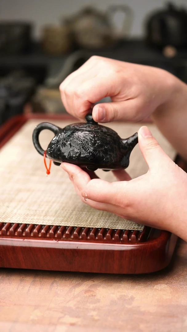 庄惠东老师作品冰碛岩重工雕刻豹纹双龙石瓢壶