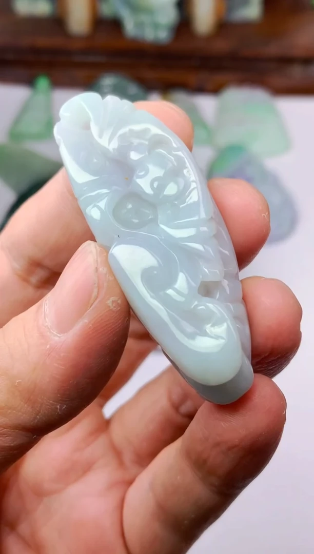颈饰未镶嵌翡翠龙挂件