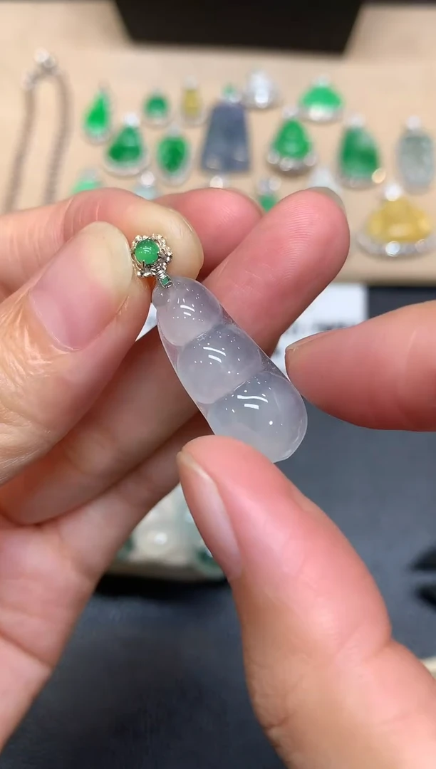 颈饰18K金镶嵌翡翠福豆【无服务费