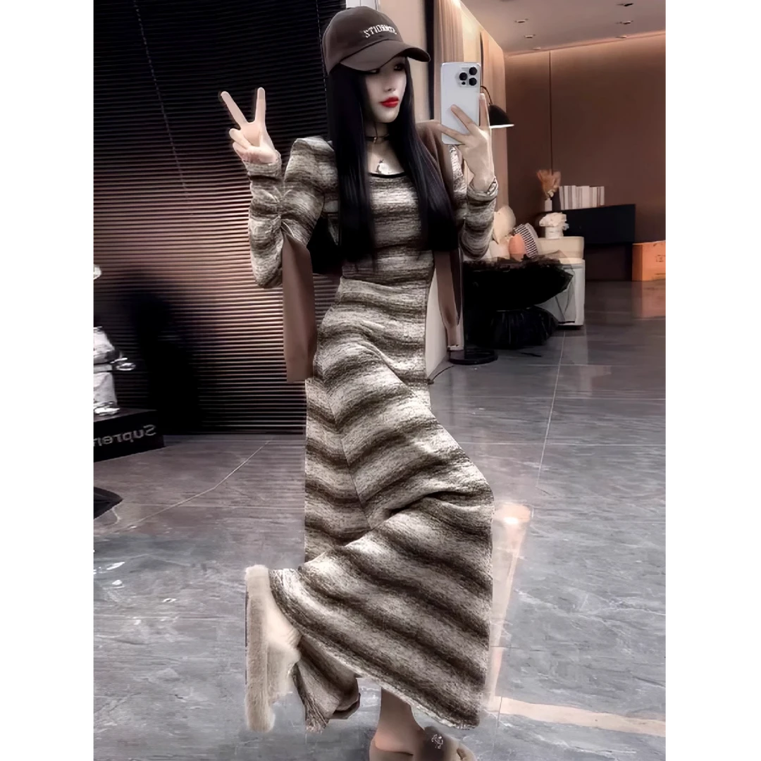 美式赫本风条纹圆领针织连衣裙女春秋新款时尚修身显瘦内搭长裙