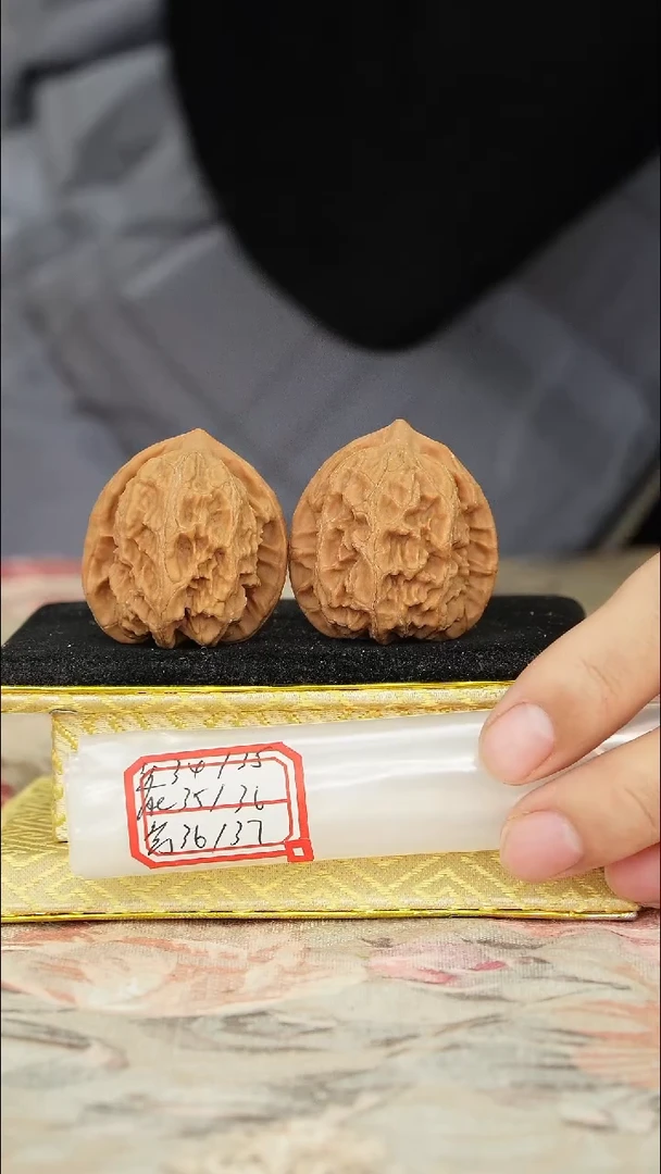 【闪购商品】文玩核桃把件梨木台