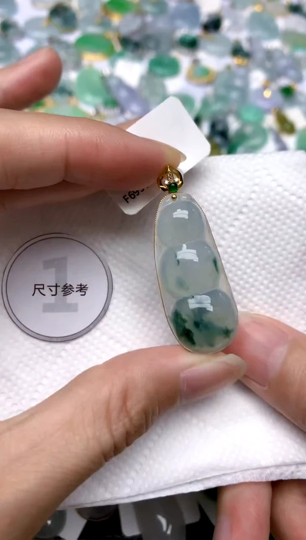 颈饰18K金镶嵌翡翠天然A货翡翠