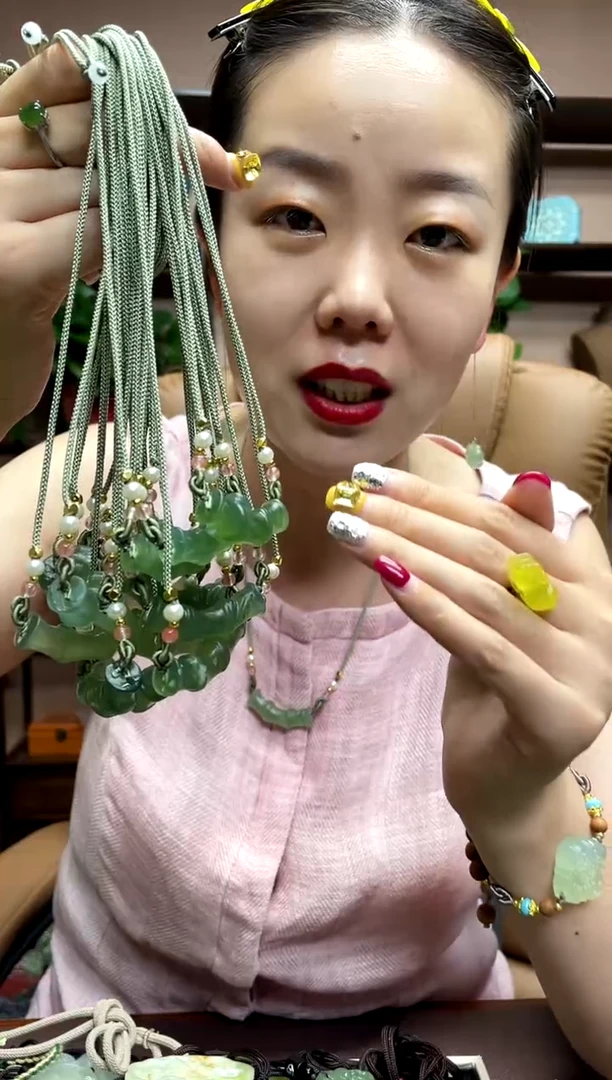 岫玉未镶嵌吊坠多样性发货发其中之一