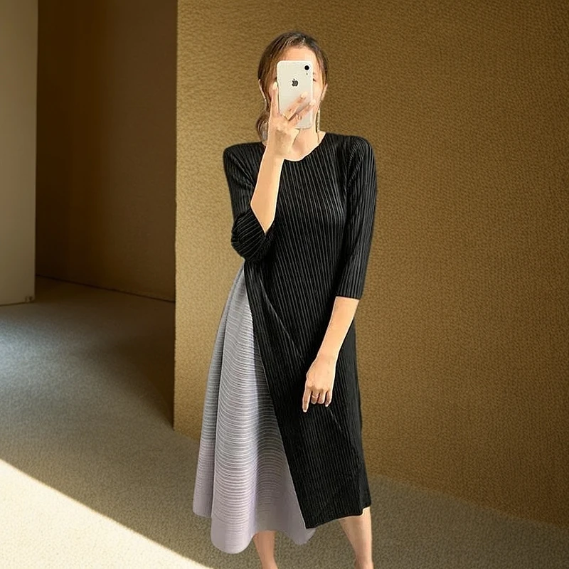 三宅褶皱连衣裙女2025年秋新款气质简约拼色长袖大码显瘦小黑裙子
