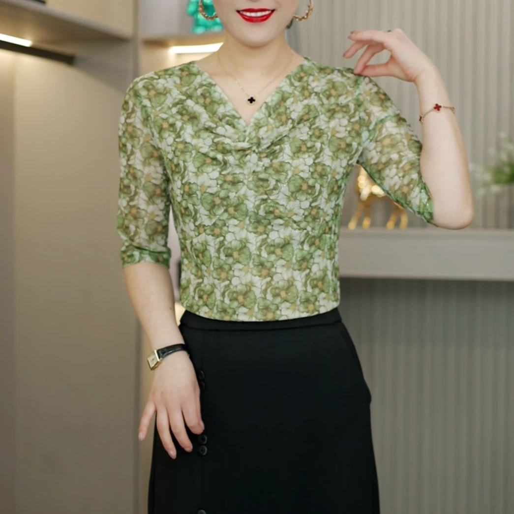 2025年夏季新款减龄洋气V领印花上衣百搭气质显瘦台湾纱小衫