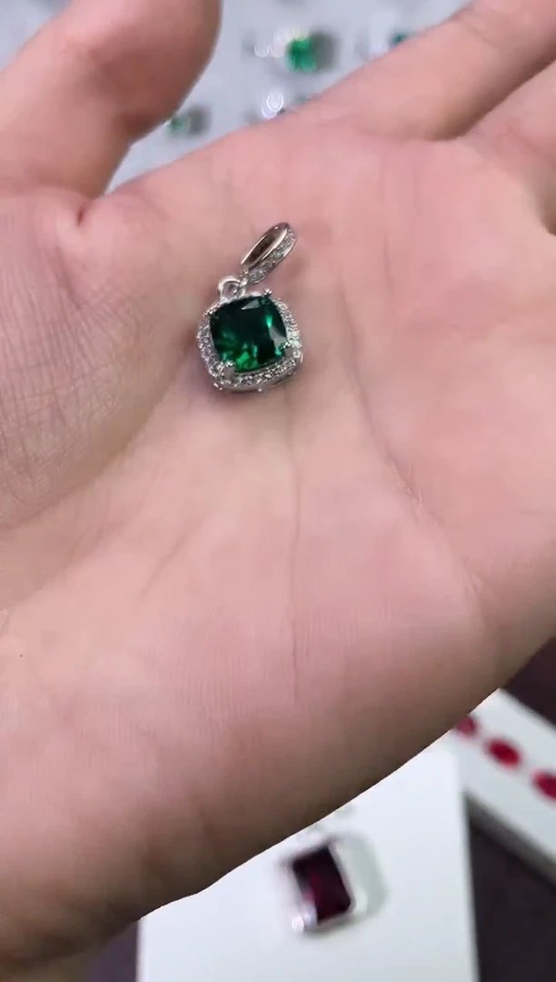 合金颈饰合成钻石绿宝吊坠