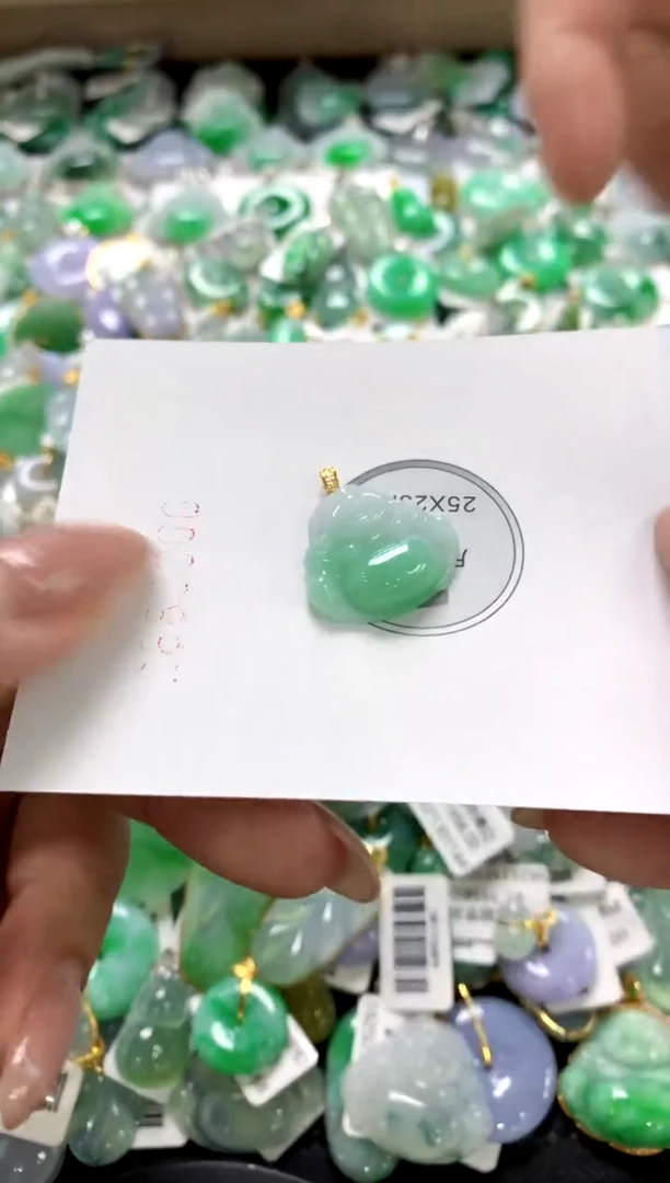 颈饰18K金镶嵌翡翠1111111111111111