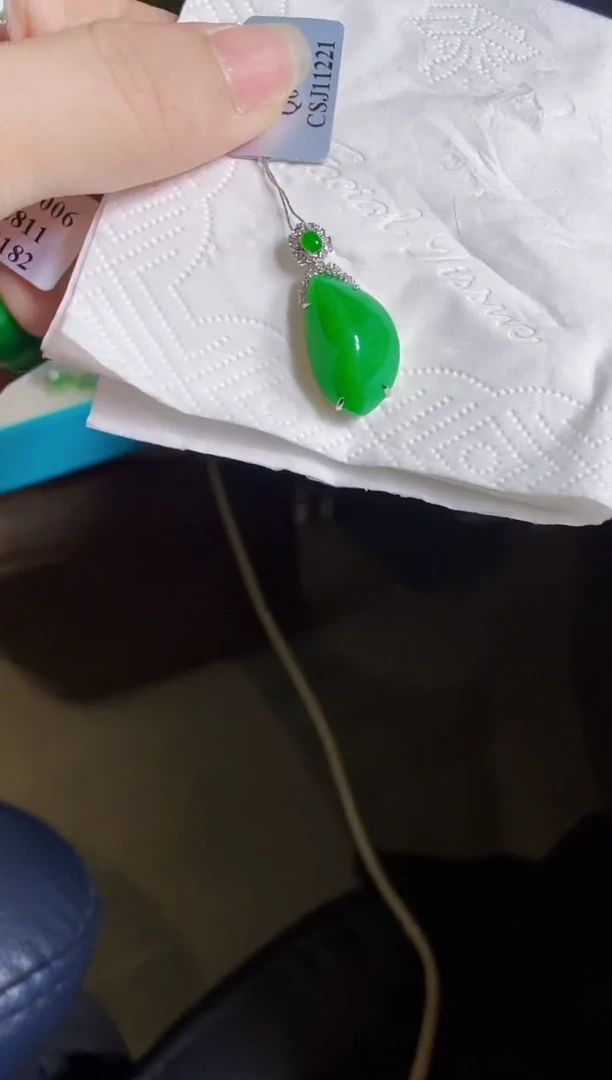 翡翠18K金镶嵌颈饰瓜