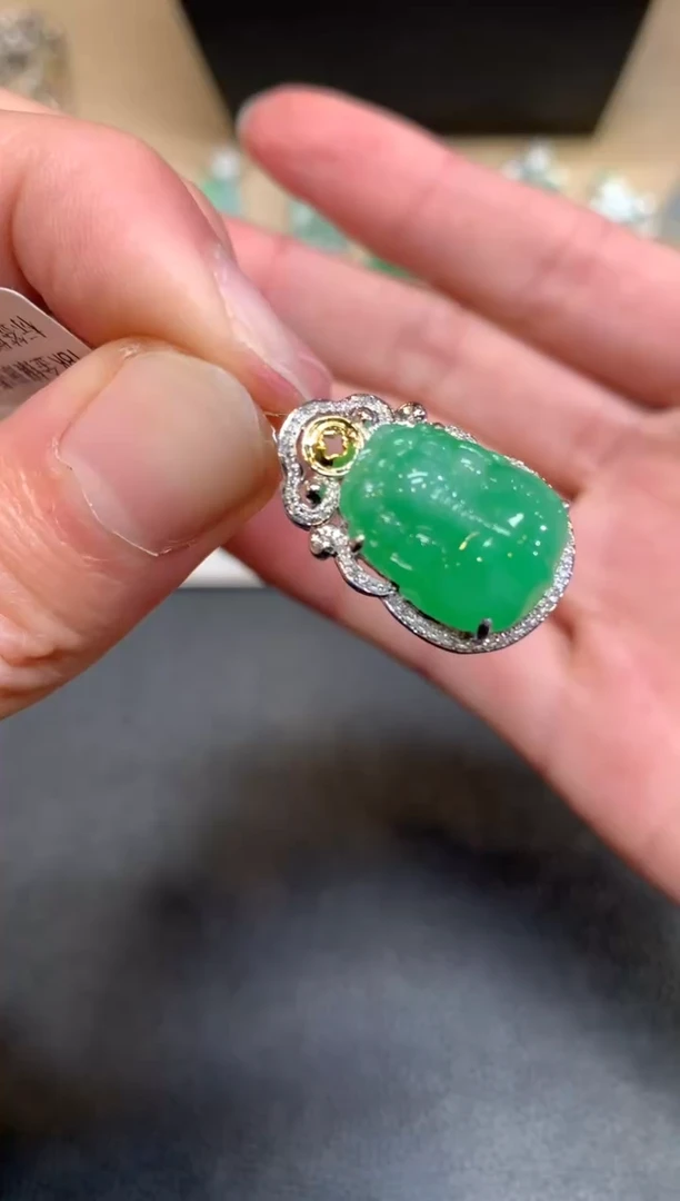 【闪购商品】翡翠颈饰18K金镶嵌貔貅【无服务费】