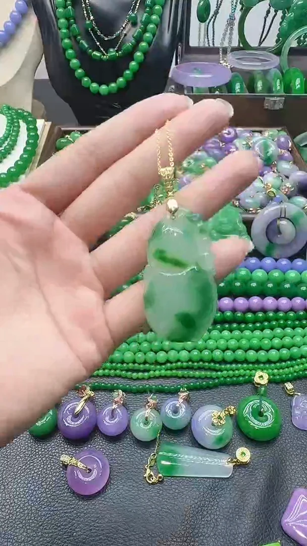 颈饰未镶嵌翡翠飘花大葫芦