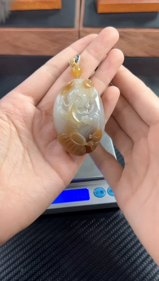 吊坠(赠链)未镶嵌和田玉且末微色差金山