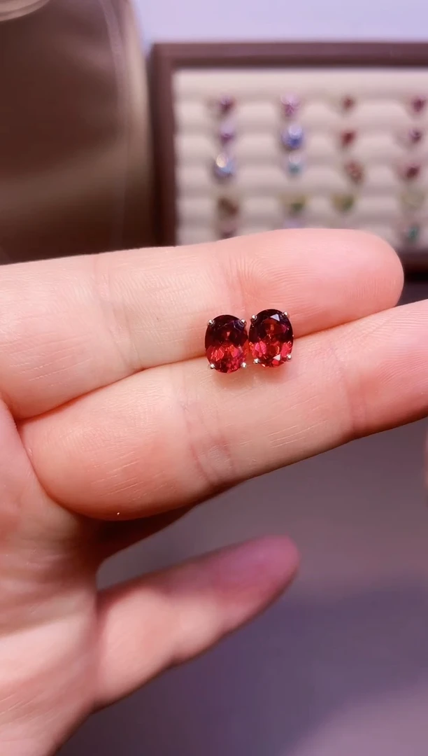 【闪购商品】石榴石耳钉银S925镶嵌一对