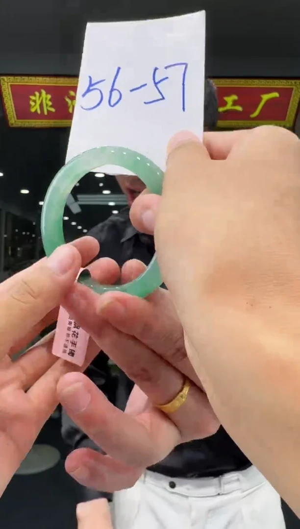 石英质玉（非洲翠）手镯未镶嵌4