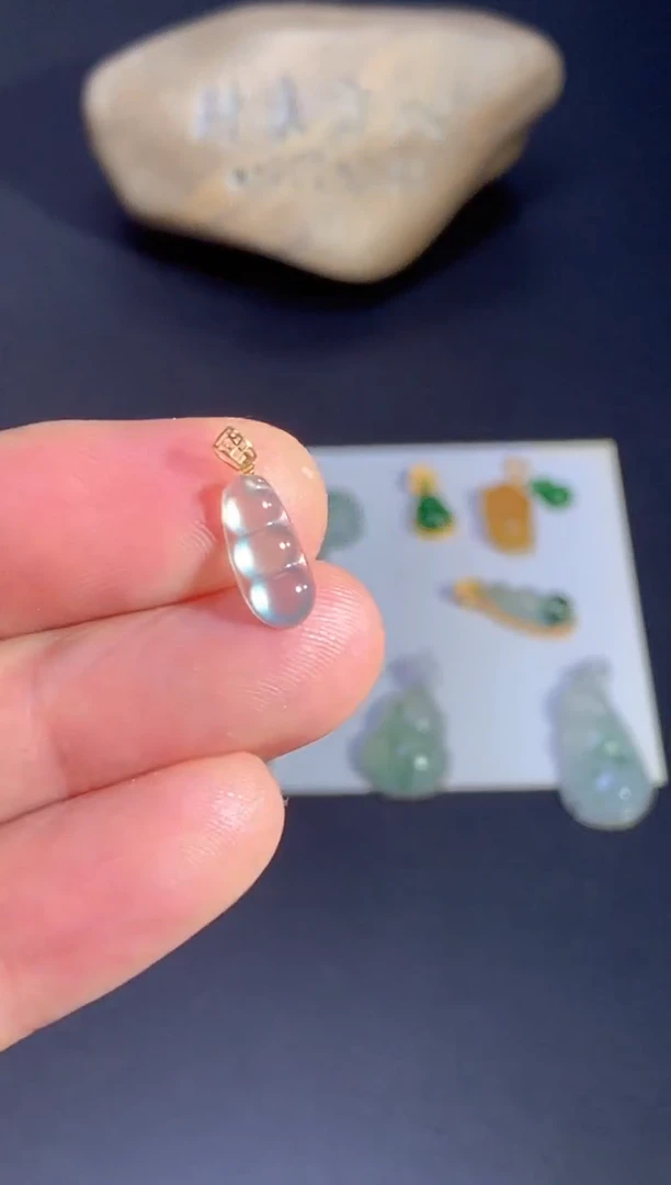 颈饰18K金镶嵌翡翠