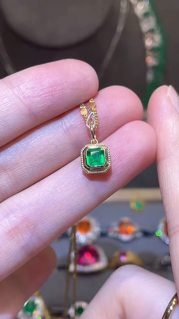18K金镶嵌吊坠(不含链)祖母绿0.6ct