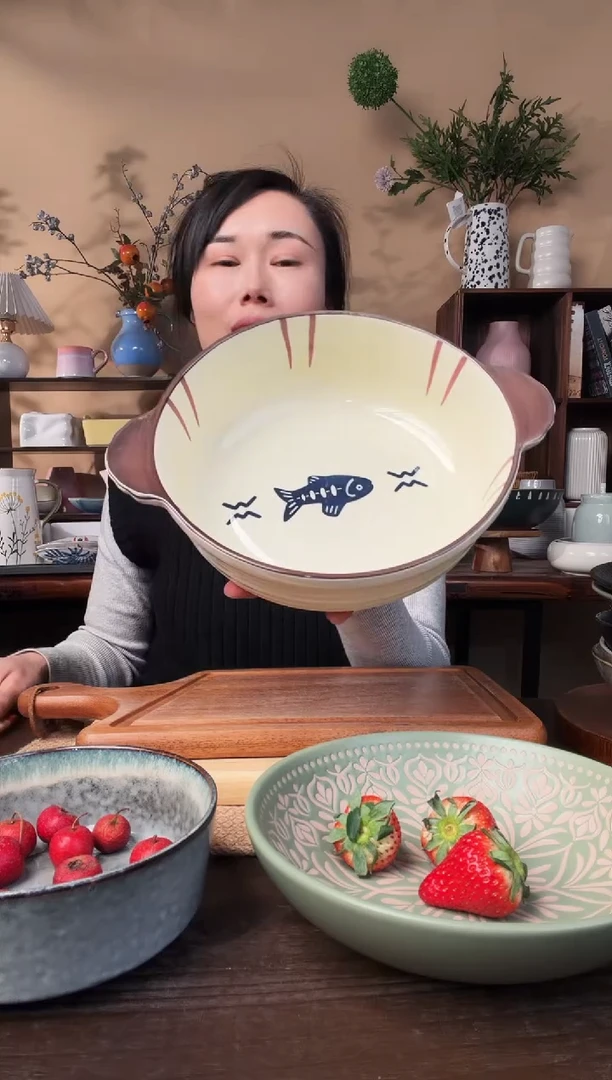 9英寸奶油黄小鱼螺纹双耳碗微瑕