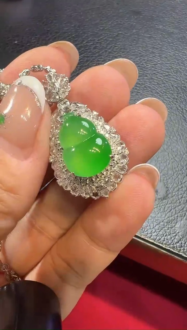 颈饰18K金镶嵌翡翠葫芦
