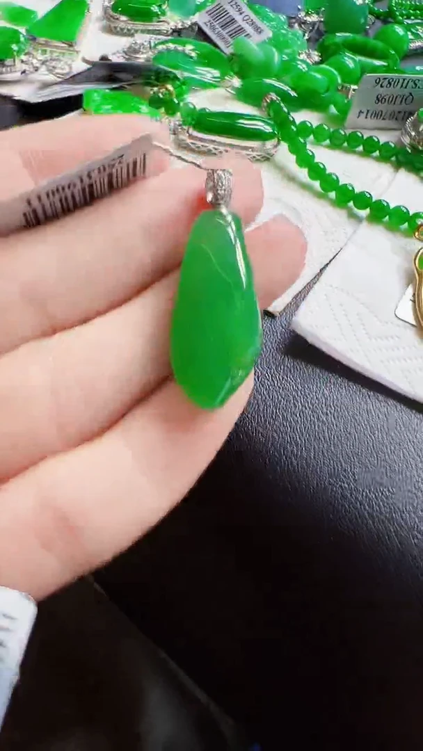 颈饰18K金镶嵌翡翠瓜