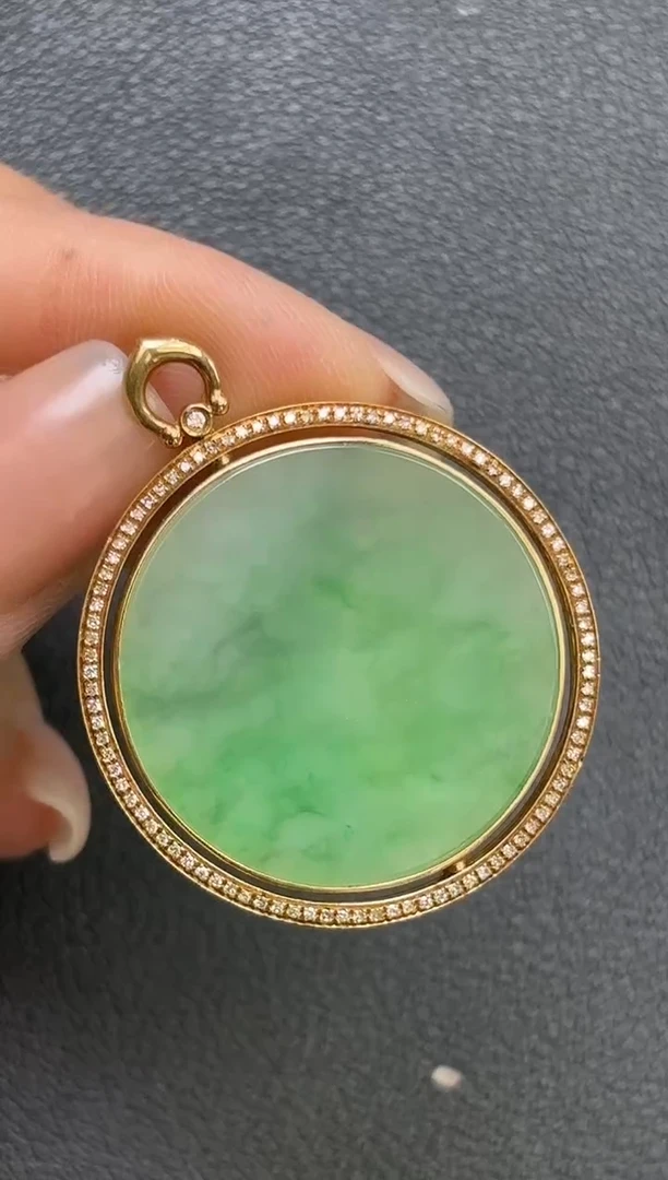 颈饰18K金镶嵌翡翠无事牌