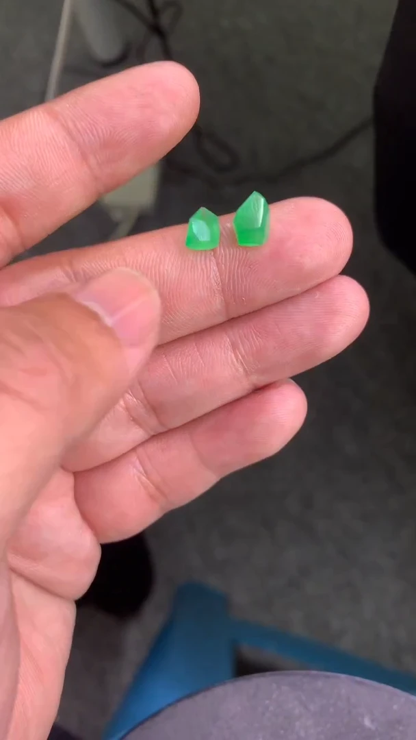 颈饰未镶嵌翡翠切割一对