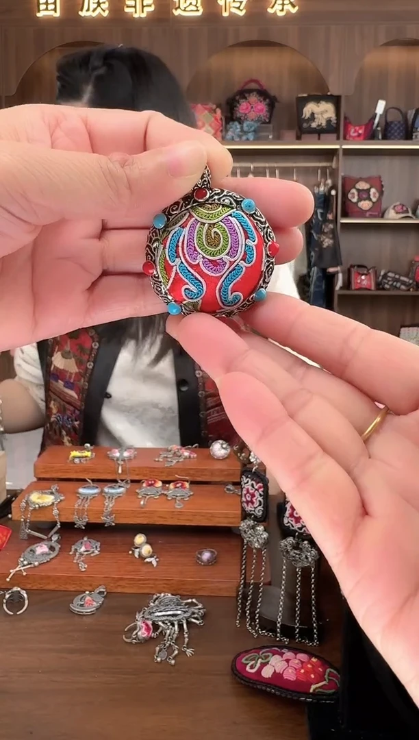 【闪购商品】织绣扶光苗绣传承64