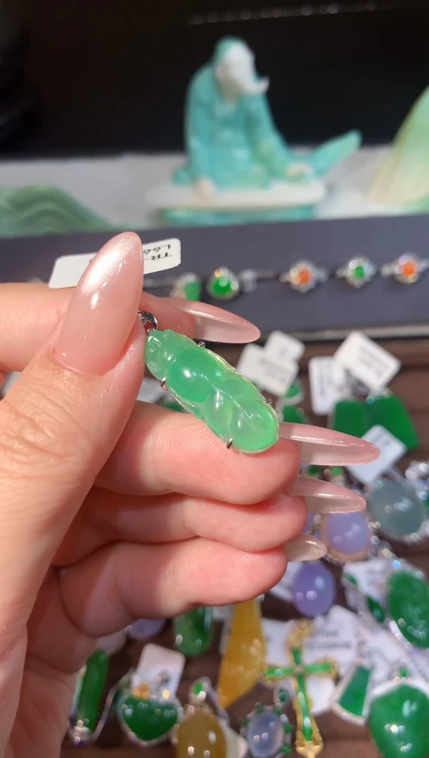 颈饰18K金镶嵌翡翠小金鱼